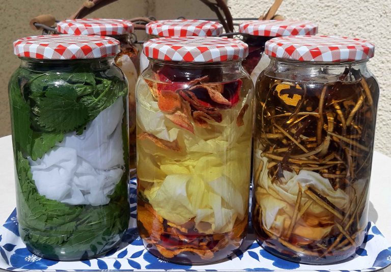 gefüllte Solargläser in der Sonne auf meinem Balkon