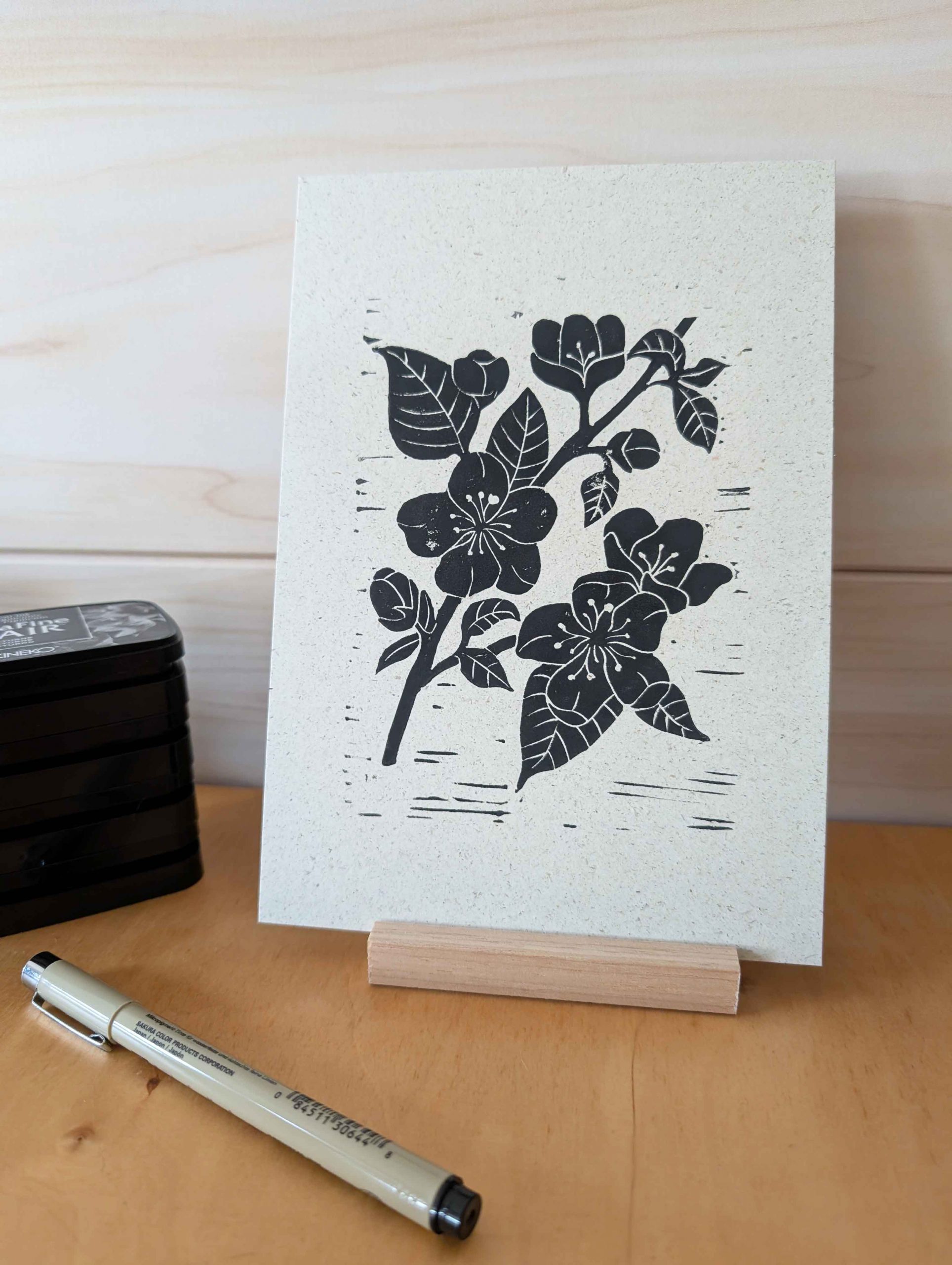 Linoldruck "Apfelblüte" - handgemachter Kunstdruck auf nachhaltigem Graspapier (A5) – Bild 2