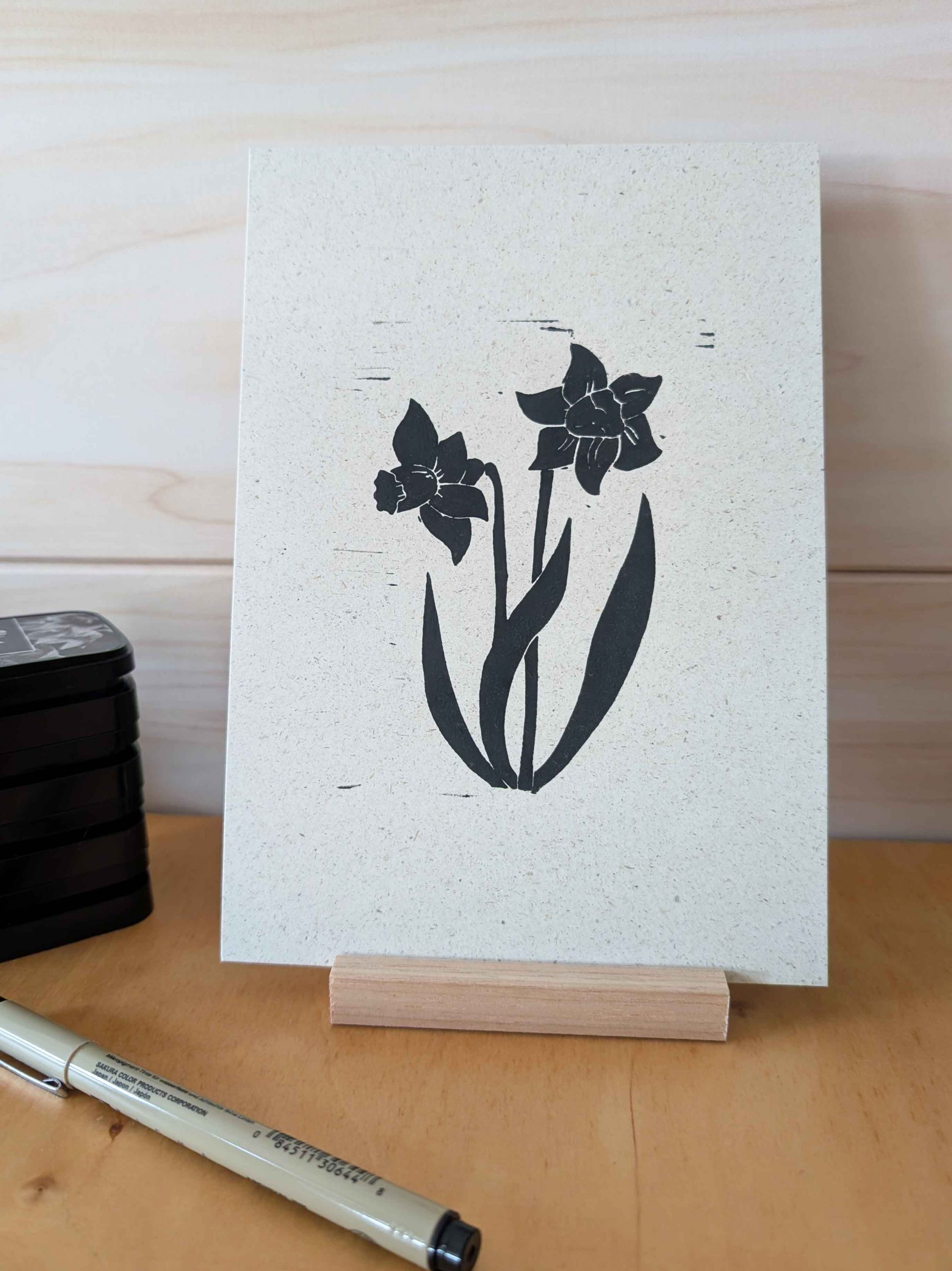 Linoldruck „Narzissen“ - handgemachter Kunstdruck auf nachhaltigem Graspapier (A5) – Bild 2