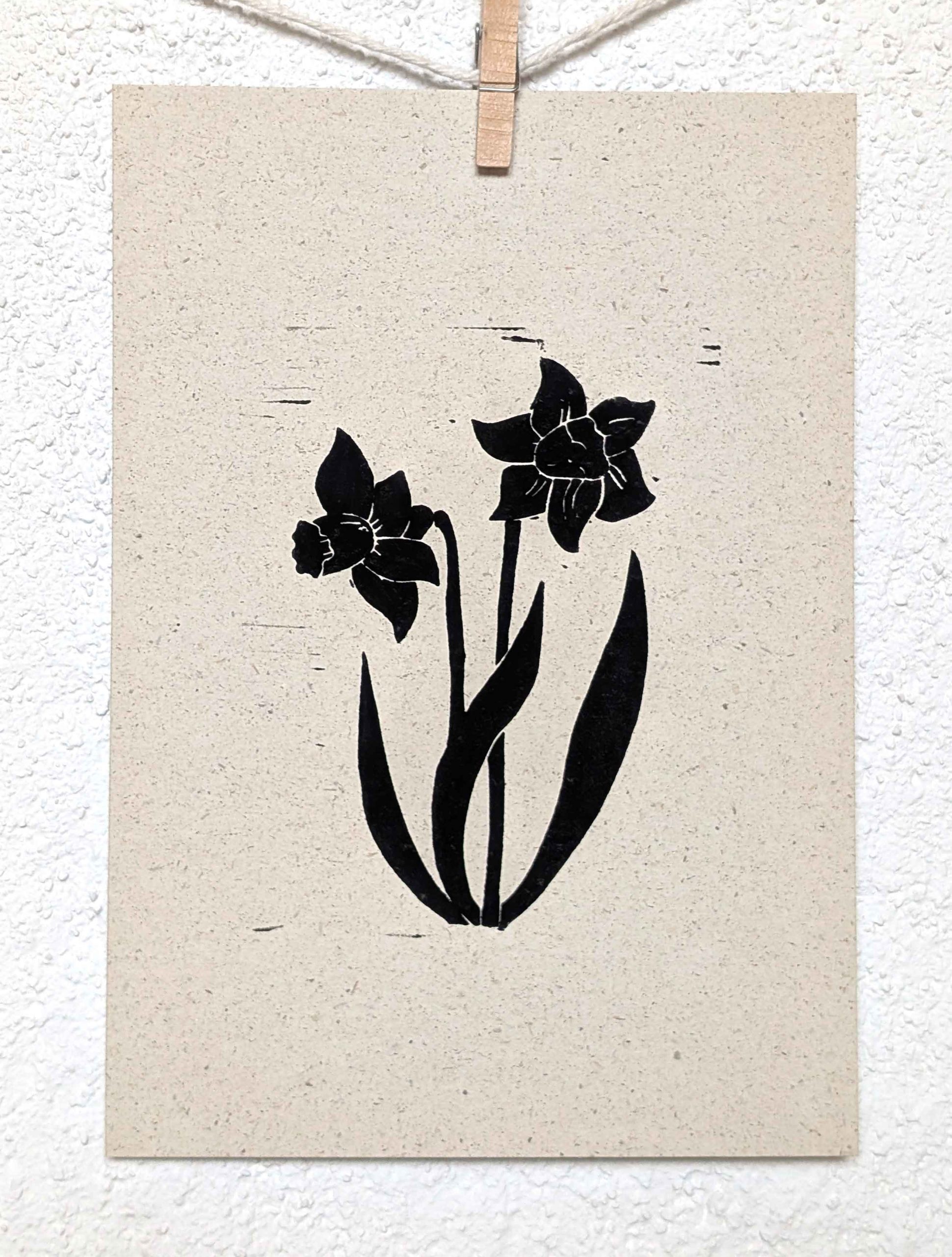 Linoldruck „Narzissen“ - handgemachter Kunstdruck auf nachhaltigem Graspapier (A5) – Bild 3