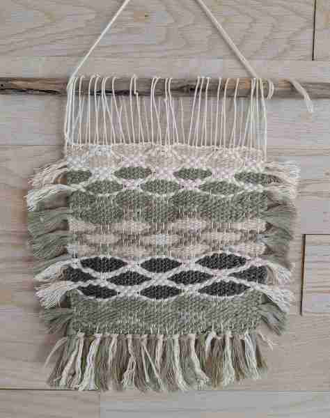 Handgewebtes Wandobjekt aus handgesponnener und pflanzengefärbter Wolle mit Wabenmuster auf einem Schulwebrahmen.